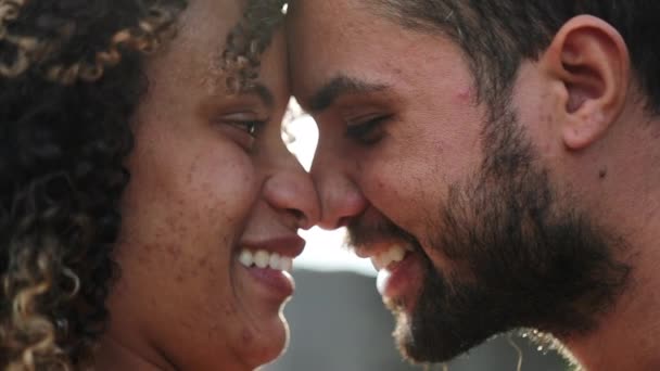 Hispanisches Paar Küsst Sich Draußen Mit Brille Südamerikanische Liebhaber Eskimo — Stockvideo