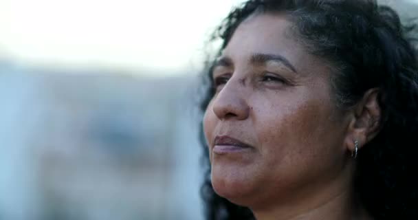 Hispanische Frau Blickt Mit Hoffnung Und Glauben Den Himmel — Stockvideo