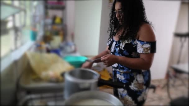 Ισπανίδα Λατίνα Που Μαγειρεύει Στην Κουζίνα Αληθινοί Άνθρωποι — Αρχείο Βίντεο