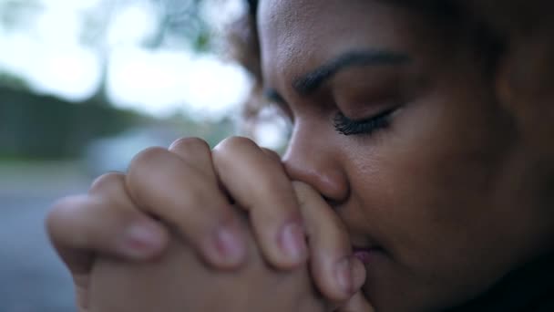 Mujer Negra Africana Rezando Dios — Vídeos de Stock