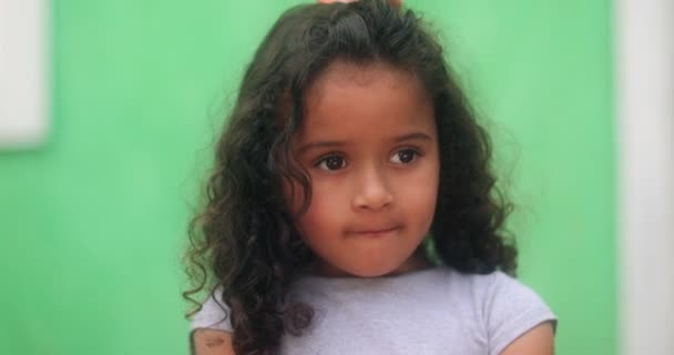 Pensiv Hispanic Liten Flicka Barn Med Armarna Korsade Tänkande — Stockvideo
