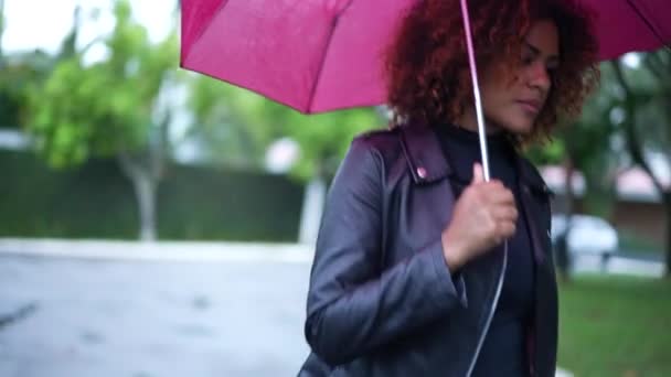 Persoon Die Paraplu Opent Buiten Stad Loopt Tijdens Regen — Stockvideo
