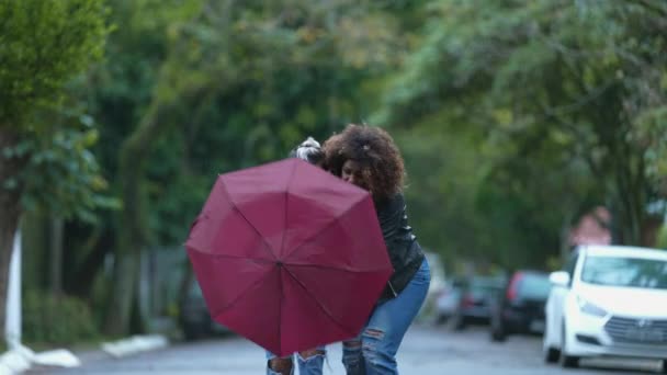 Amigos Compartilhando Guarda Chuva Juntos Durante Dia Chuvoso — Vídeo de Stock