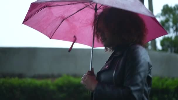 Schwarzafrikanerin Läuft Regen Mit Rosafarbenem Regenschirm — Stockvideo