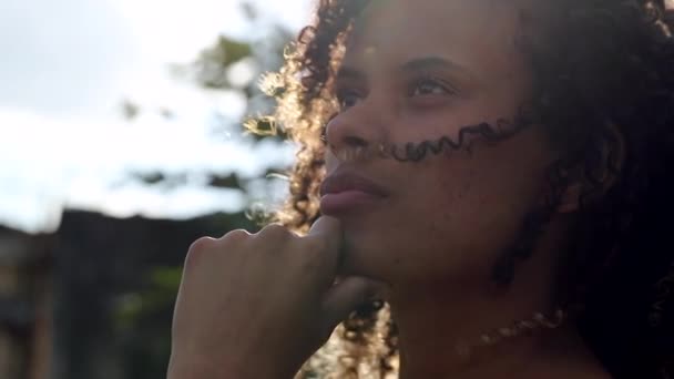 Pensif Méditatif Jeune Femme Brésilienne Penser Vie — Video