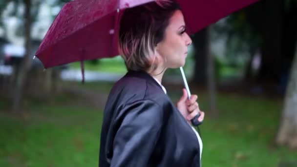 Junge Frau Mit Regenschirm Läuft Bei Regen Draußen — Stockvideo