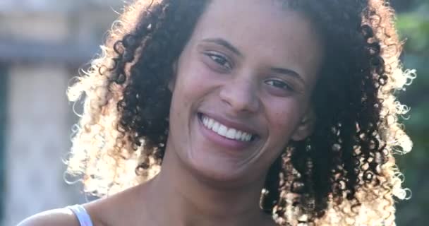 Den Latinamerikanska Kvinnan Ler Glad Brasiliansk Flicka Porträtt — Stockvideo