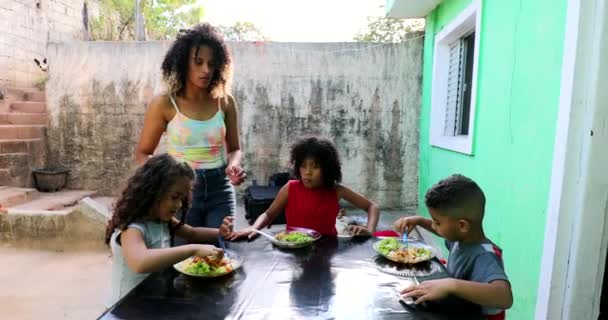Испанские Дети Обедают Бразильские Южноамериканские Дети Едят Еду — стоковое видео
