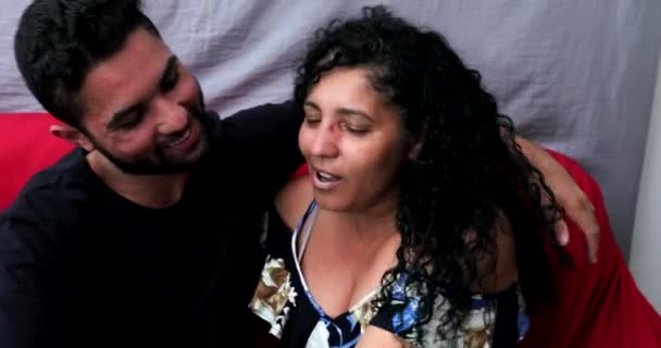 Madre Matura Figlio Abbracciano Affetto Amoroso Etnia Ispanica Brasiliana — Video Stock