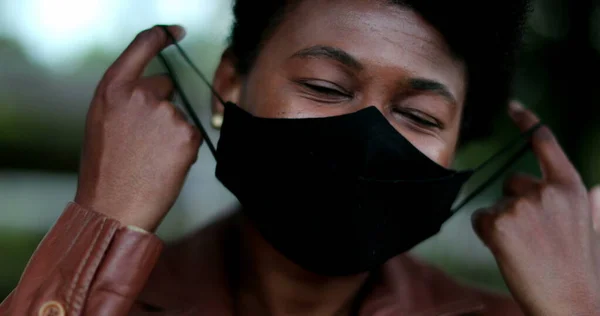 Mulher Removendo Máscara Facial Vívida Sentindo Alívio Fim Pandemia — Fotografia de Stock