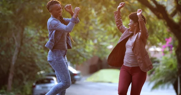 Twee Vrouwen Die Buiten Dansen Nieuws Vieren Afrikaanse Zwarte Etniciteit — Stockfoto