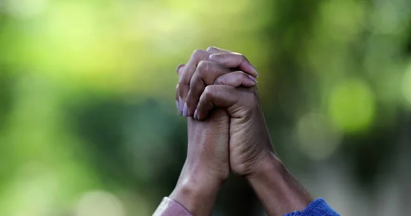 Dva Lidé Spojují Ruce Jednotě Týmové Práci — Stock fotografie