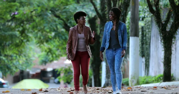 Duas Mulheres Conversando Fora Enquanto Caminhavam Amigos Africanos Conversa Livre — Fotografia de Stock