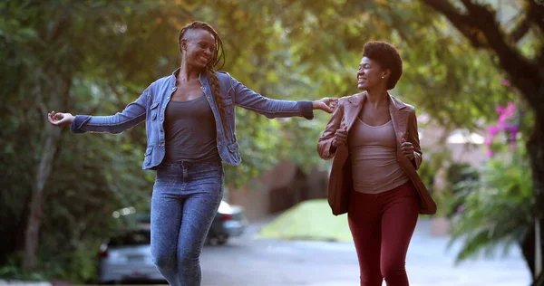 Δύο Γυναίκες Γιορτάζουν Ειδήσεις Έξω Από Χορό Αφρικανοί Μαύροι Φίλοι — Φωτογραφία Αρχείου