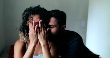 İspanyol çift birbirini teselli ediyor. Partner, kadına duygusal destek veriyor