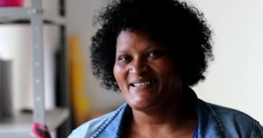 Gülümseyen sıradan siyah kadın portresi. Brezilyalı kadın gülüşü