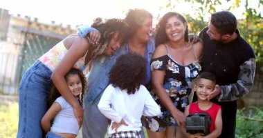 Brezilyalı aile dışarıda poz veriyor, İspanyol aile fotoğrafı birlikte.