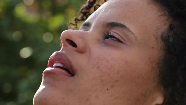 Латиноамериканка Закрывает Глаза Медитации Созерцании — стоковое видео