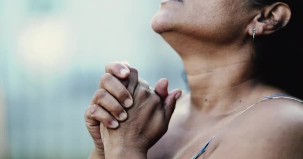 神に祈っているヒスパニック系黒人女性 クローズアップ手 — ストック動画