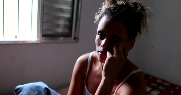 Depressieve Zwarte Vrouw Zitten Aan Huis Bed Alleen — Stockvideo