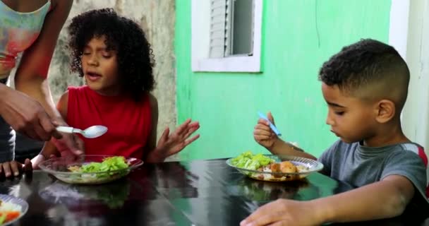 Braziliaanse Kinderen Die Lunchen Spaanse Kinderen Lunchtijd — Stockvideo