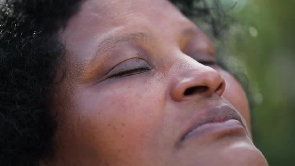 Femeia Africană Contemplativă Care Închide Deschide Ochii Privind Cerul Speranță — Videoclip de stoc