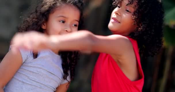 Dzieci Się Przytulają Dwie Małe Latynoski Objąć — Wideo stockowe