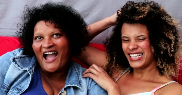 Mutter Und Tochter Lächeln Und Lachen Zusammen Echte Menschen Glücklich — Stockvideo
