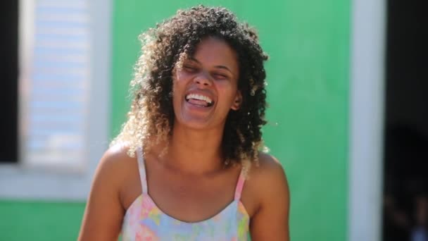 Brazylijka Śmieje Się Uśmiecha Szczęśliwy Latynoski Czarny Dziewczyna — Wideo stockowe
