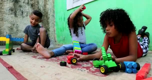 Spanjorska Barn Leker Hemma Med Leksaker — Stockvideo