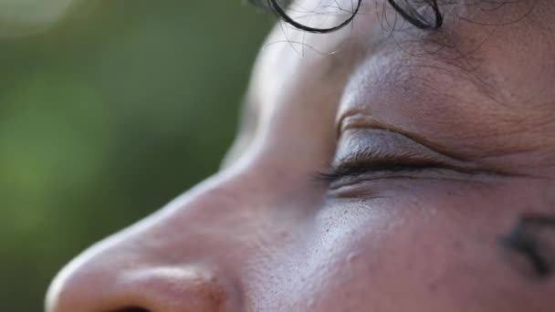 Зрелая Черная Женщина Открывающая Глаза Небо Надеждой Поклоняться Богу — стоковое видео