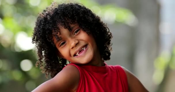 Šťastná Brazilská Holčička Dítě Portrét Úsměv Venku Chybějící Přední Zuby — Stock video