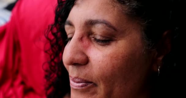 Hoffnungsvolle Brasilianerin Die Aufschaut Und Göttliche Hilfe Sucht Lateinische Person — Stockvideo