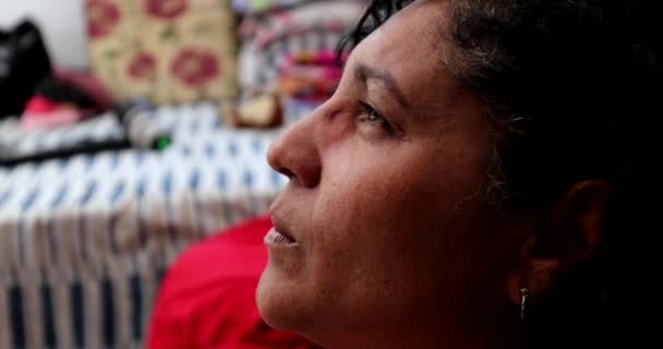 Leidende Brasilianerin Lateinische Person Fühlt Stress Und Angst — Stockvideo