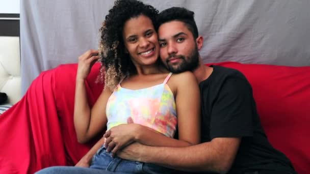Βραζιλιάνα Που Αγκαλιάζει Αγόρι Της Στο Σπίτι — Αρχείο Βίντεο