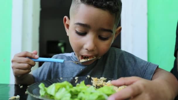 Hispanic Liten Pojke Äter Mat Sydamerikanska Latin Barn Lunch — Stockvideo