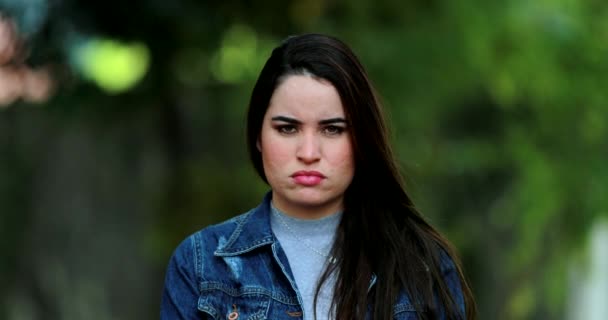 Θυμωμένη Ενοχλημένη Νεαρή Γυναίκα Αισθάνεται Απογοήτευση — Αρχείο Βίντεο