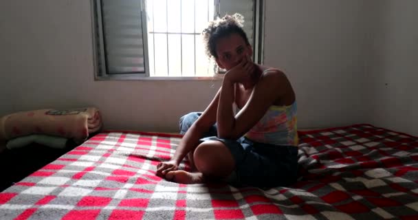 Casual Βραζιλίας Γυναίκα Κάθεται Στο Κρεβάτι Στο Σπίτι Προνοητικό Άτομο — Αρχείο Βίντεο