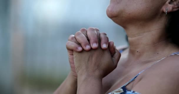 Reife Frau Die Gott Verehrt Hispanische Person Betet Zum Göttlichen — Stockvideo