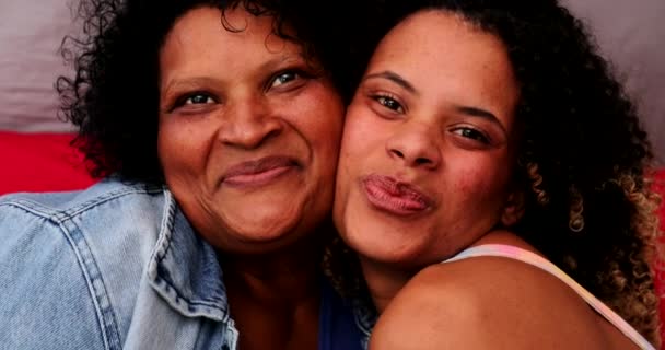 Βραζιλιάνα Μητέρα Και Κόρη Χαμογελούν Μάγουλο Μάγουλο — Αρχείο Βίντεο