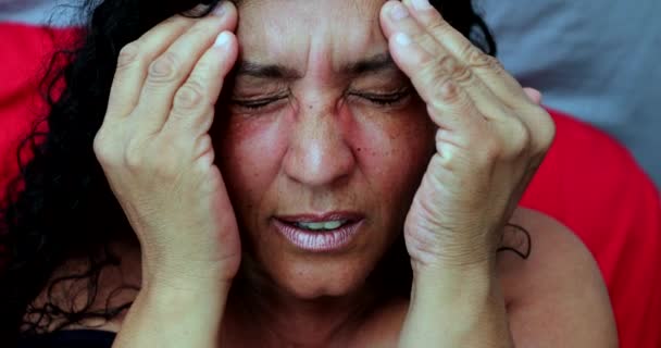 不安や不安を感じながらストレスの多い女性 頭痛の種を持つ手で額をこすり — ストック動画