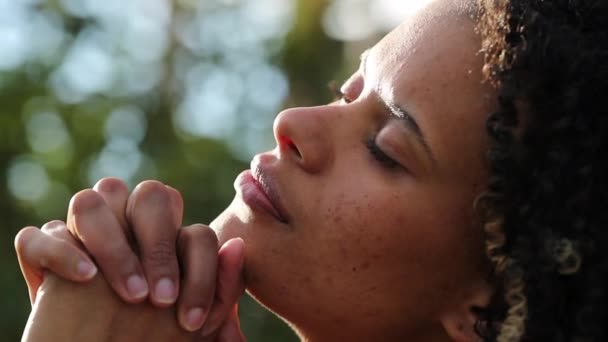 Mujer Hispana Rezando Dios Espiritual Latina Sudamericana Adoración — Vídeo de stock