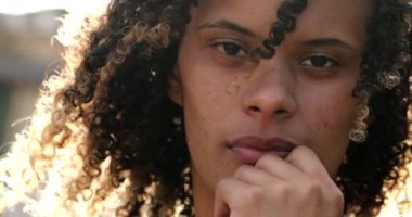 Genç Brezilyalı siyah kadın portresi