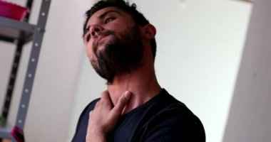 Boyun ağrısı çeken bir adam. Rahatlatıcı kafa