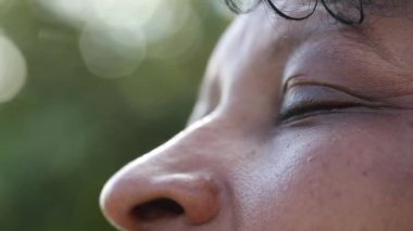 Umut dolu Afrikalı kadın gözlerini gökyüzüne açıyor