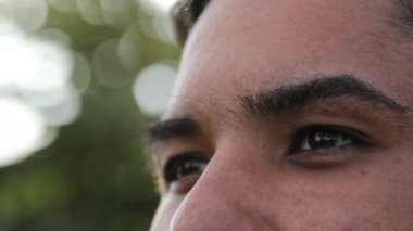 Düşünceli, düşünceli genç bir kadın. Yakından bakınca, yüzü ve gözleri düşünüyor.