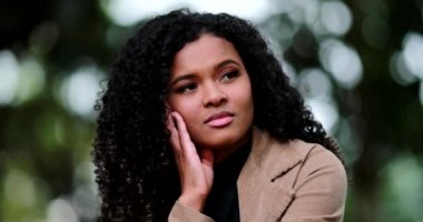 Siyahi kadın dışarıda pişmanlık ve hüsran hissediyor.