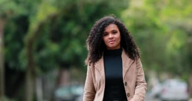 Öne doğru yürüyen kendinden emin siyahi kadın. Zarif bin yıllık Afrikalı.