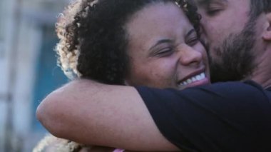 Brezilyalı çift kucaklaşmayı ve sarılmayı sever, Latin kökenli