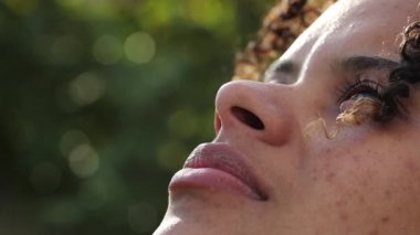 İspanyol kadın yüzü gökyüzüne bakıyor.